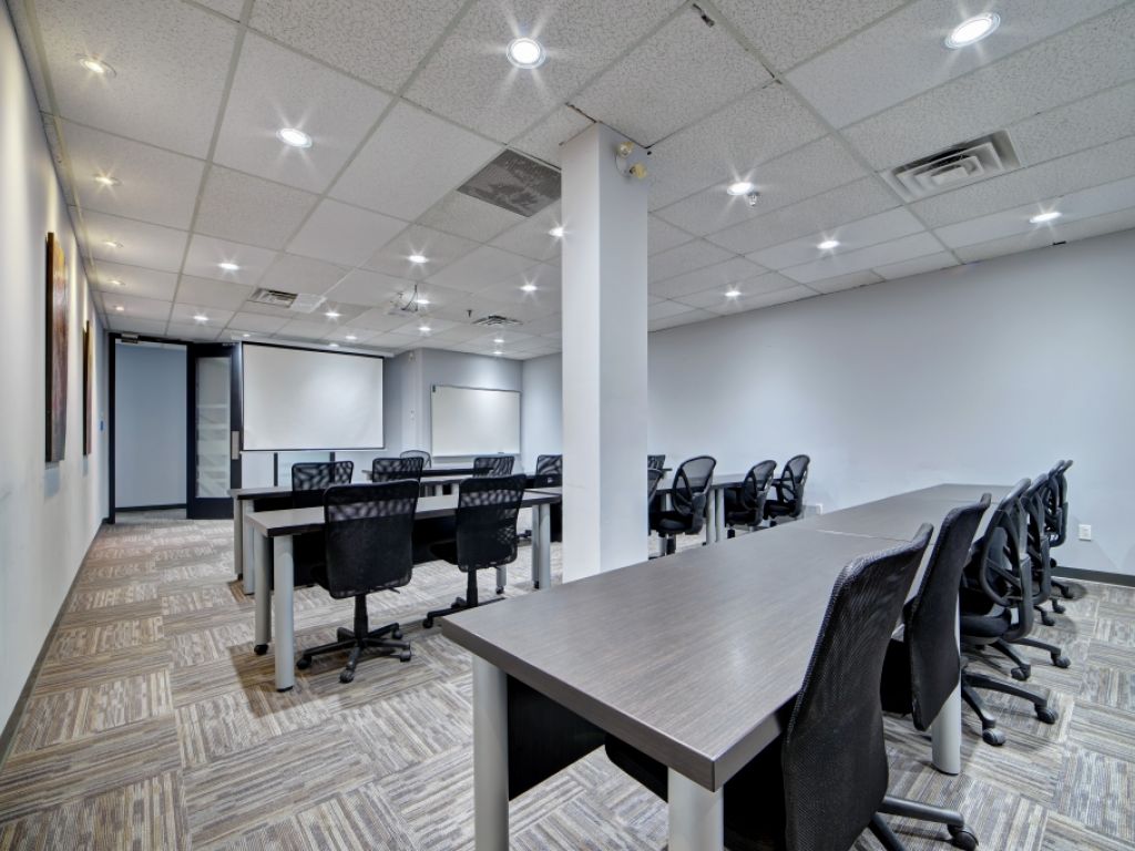 Bureau meubl et tout quip  louer