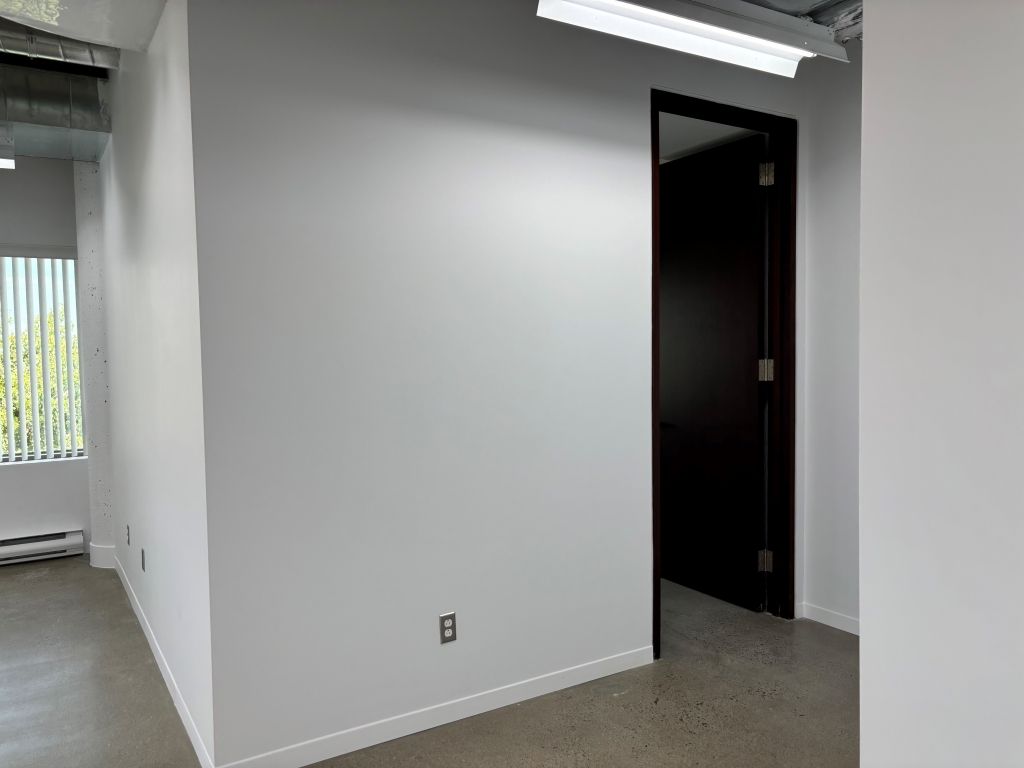 Industrial space of 734 sq.ft. (with kitchinette and one office) in Montreal-Nord!