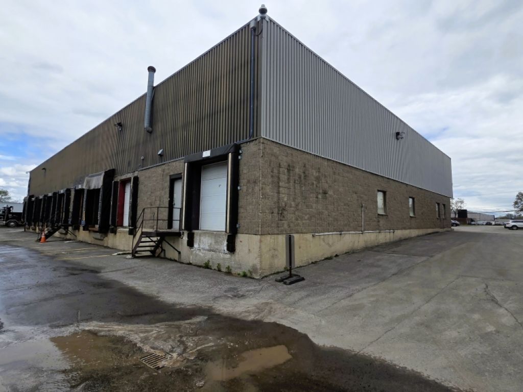 LOCAL INDUSTRIEL SECTEUR LES SAULES