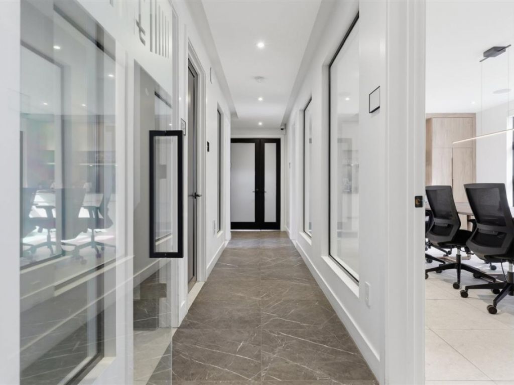 B�tisse commerciale/Bureau � vendre