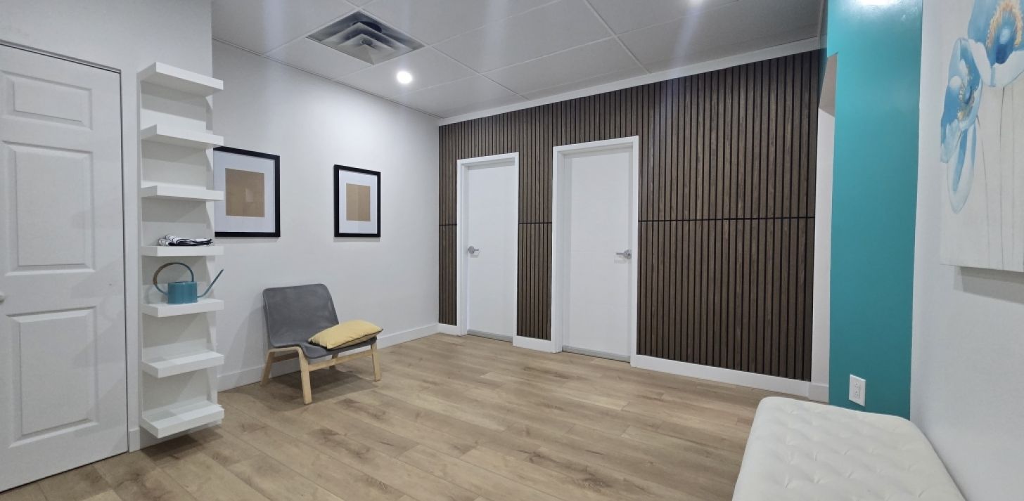 OFFICE TO RENT 485 SQF, ACADIE & SAUVÉ - For Rent