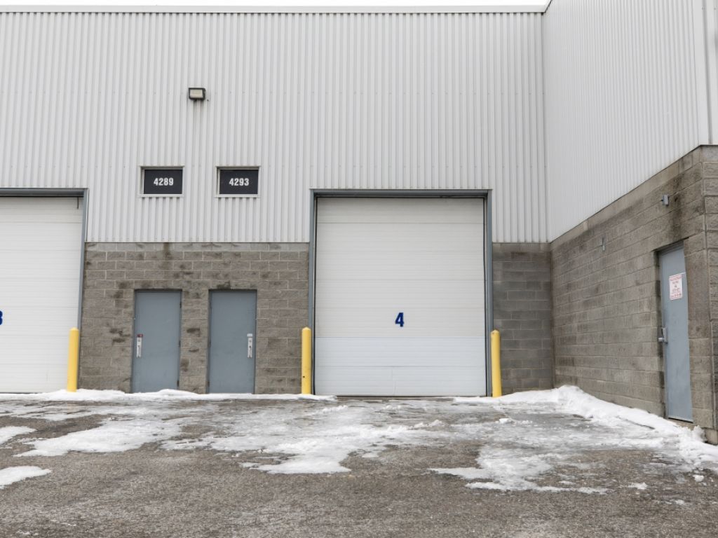 Industrial space for rent | Laval | 2,360 sq. ft. 