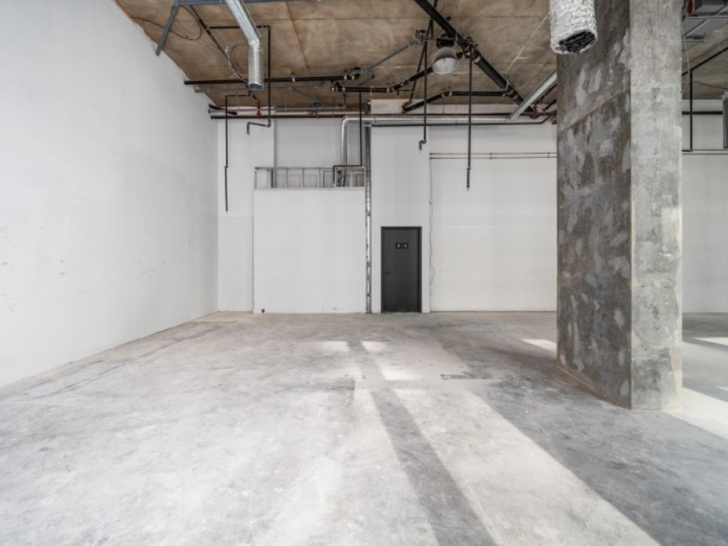 Corner retail space for rent in Quartier des spectacles
