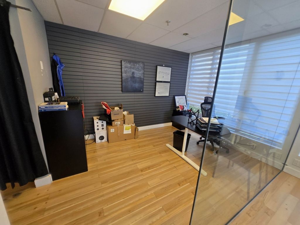 Bureau  louer 1400 pc au rdc Brossard