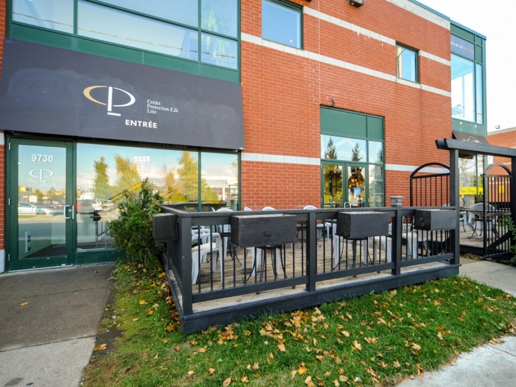 LOCAL COMMERCIAL � LOUER 1250 PIED CARR�S