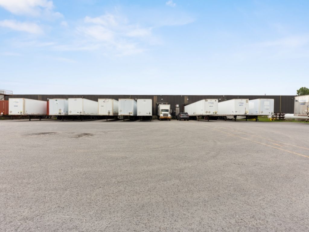 Espace industriel et commercial  louer  accessibilit et flexibilit au cur de la Montrgie