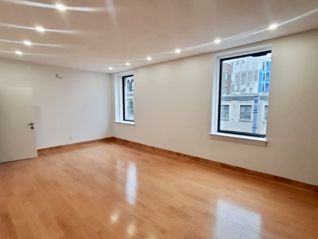 Espace de bureau ouvert sur un tage complet dans Vieux-Montral