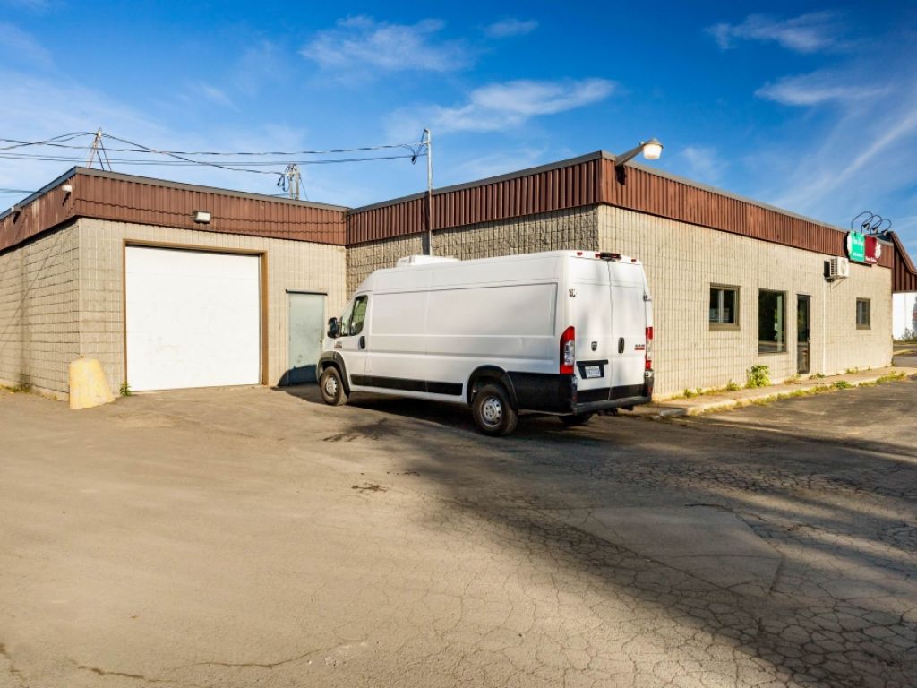 1,307 sq. ft. corner commercial space in Delson