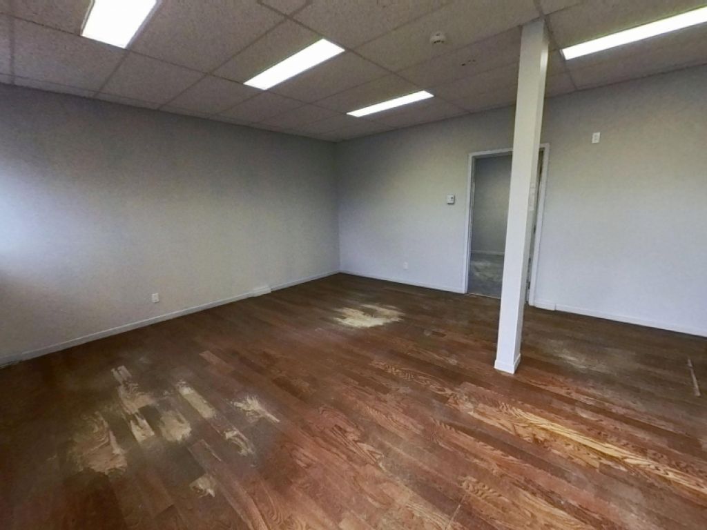 ESPACE INDUSTRIEL AVEC BUREAUX - LVIS