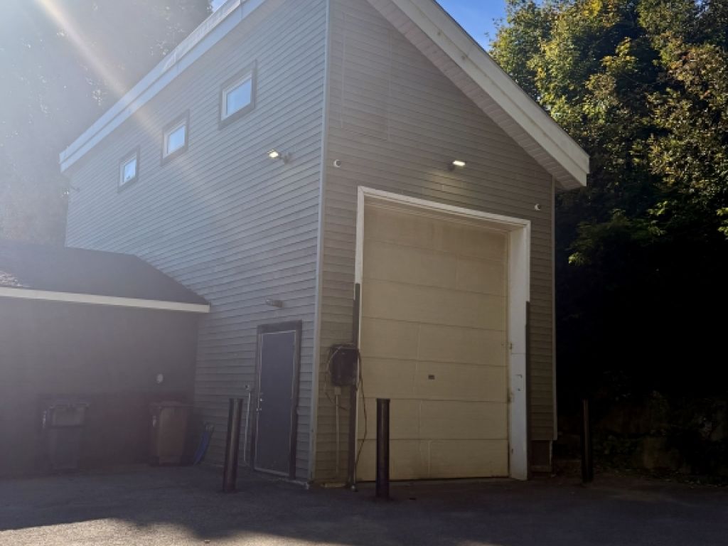 Commercial Property for Lease � Office & Garage Space