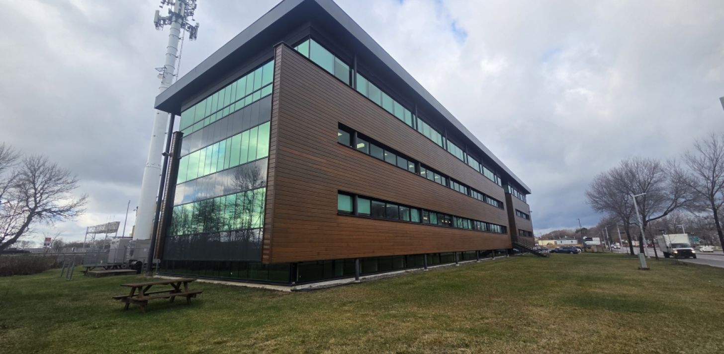 Local industriel - 17000pc - For Rent