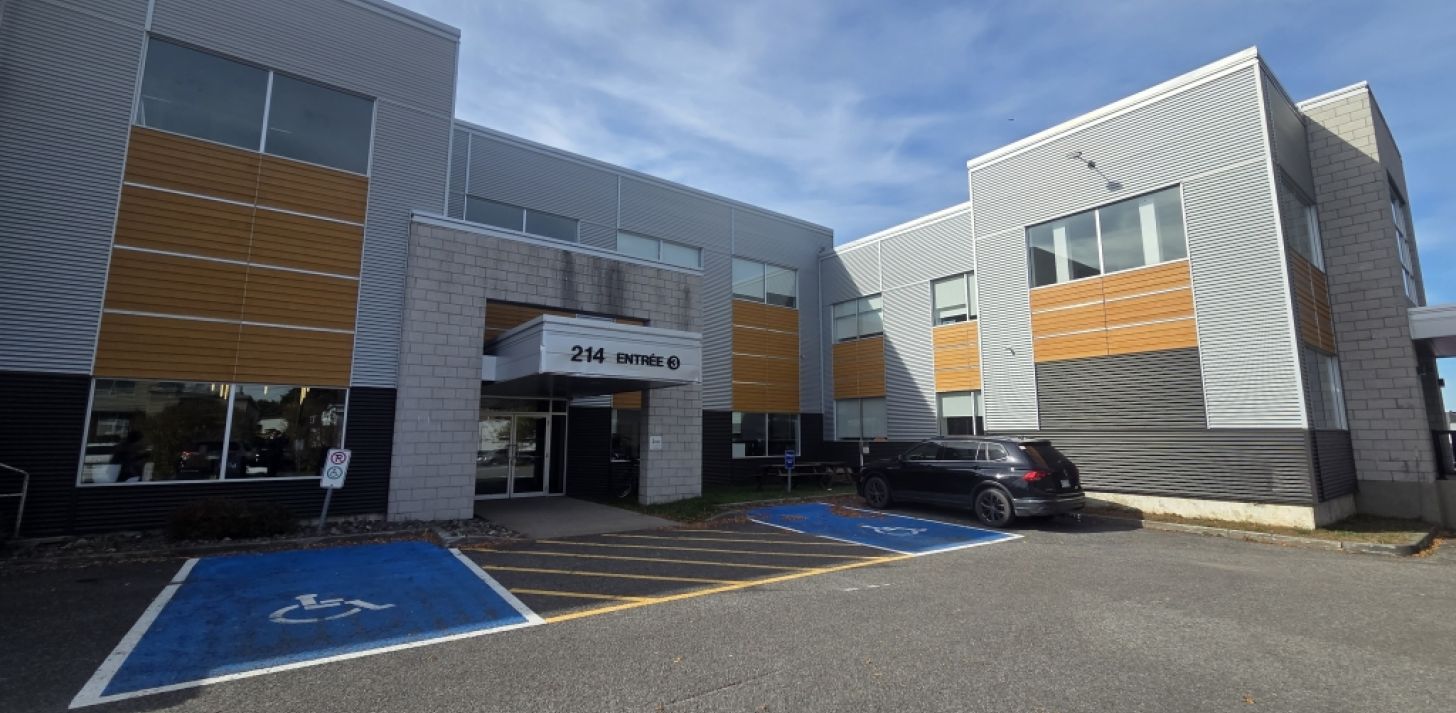 Espace de bureaux à louer  2 372 pi² au 214 Avenue Saint-Sacrement, Québec - For Rent