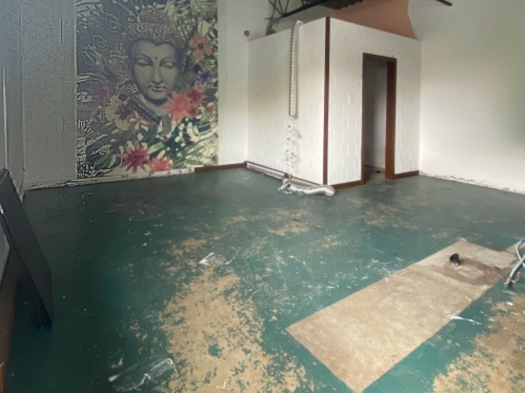 1,307 sq. ft. corner commercial space in Delson