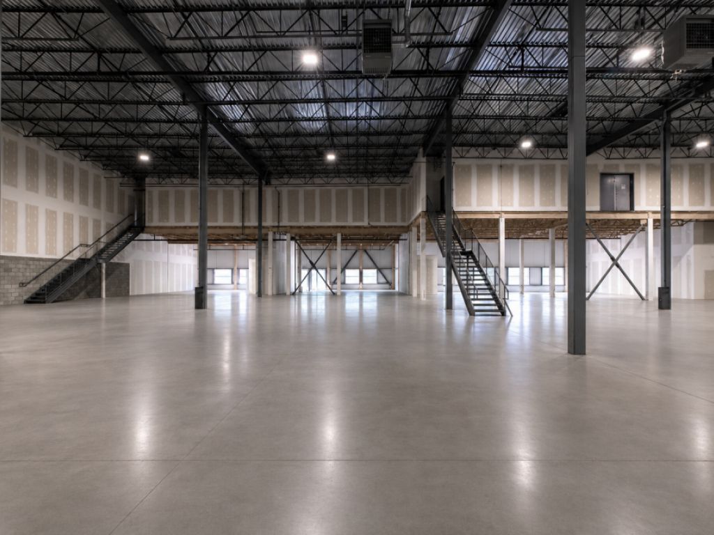 Local industriel � louer de 22 560 PI� | Laval