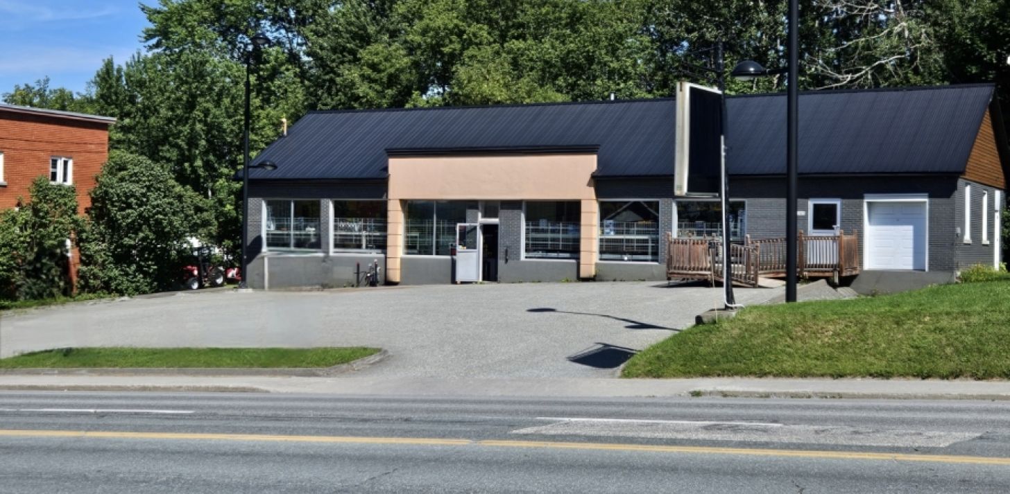Commercial building well located directly on Rue King Est in Sherbrooke. - For Rent