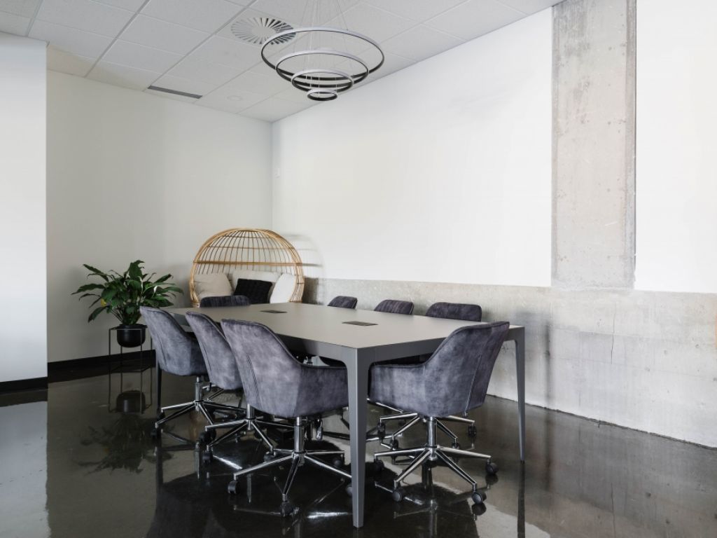 Local avec espace double de travail 