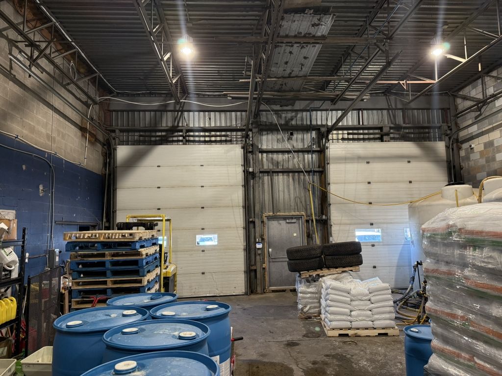 Espace complet de bureaux et entrept  Parc industriel Cardinal