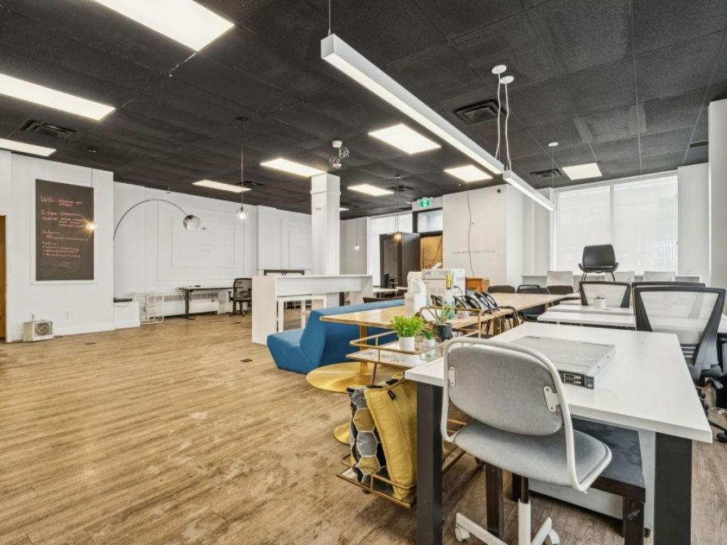 Deux superbes locaux commerciaux avec vitrine directement sur la rue.