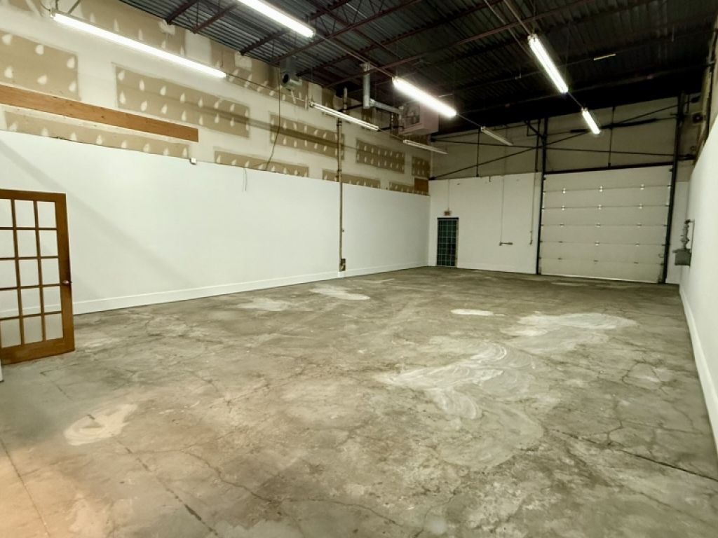 Industrial space for lease - 1275 Rue Bergar,