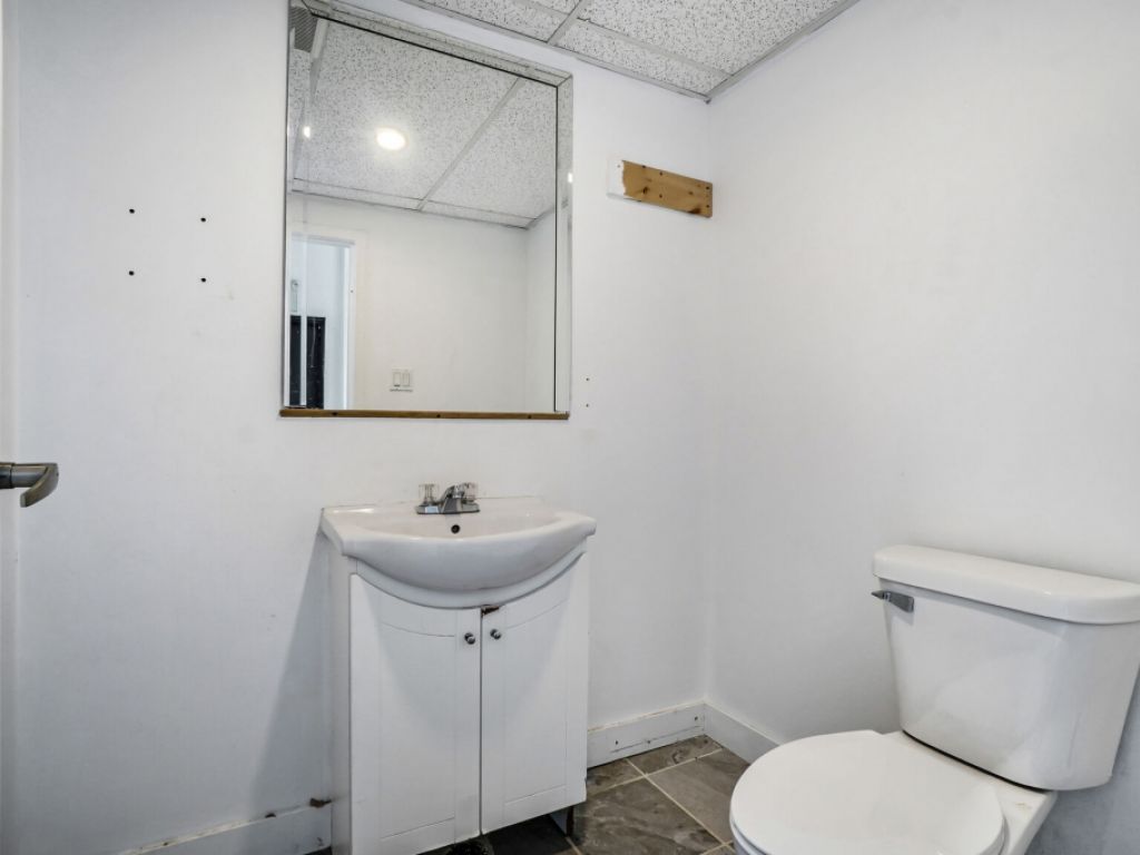 Commercial corner unit for Rent