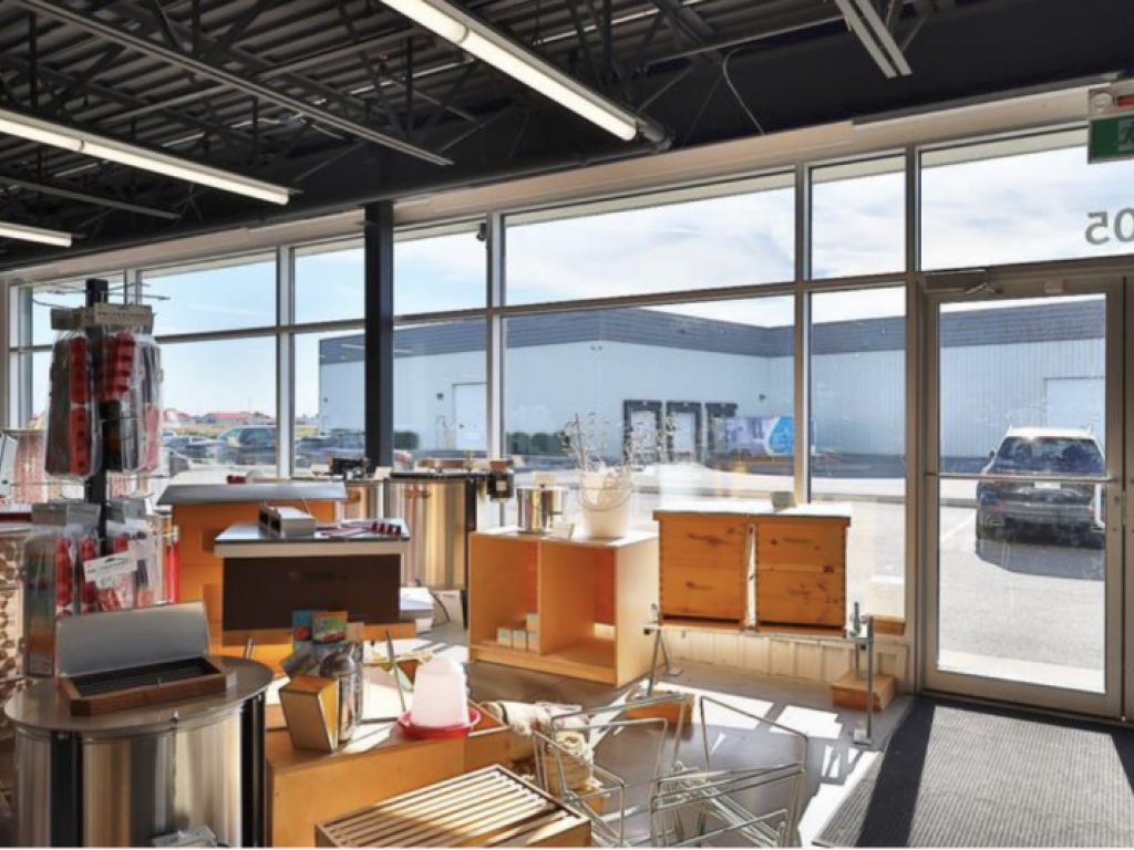 Superbe Local  18000' Industriel et/ou Commercial-Showroom-bureaux A louer