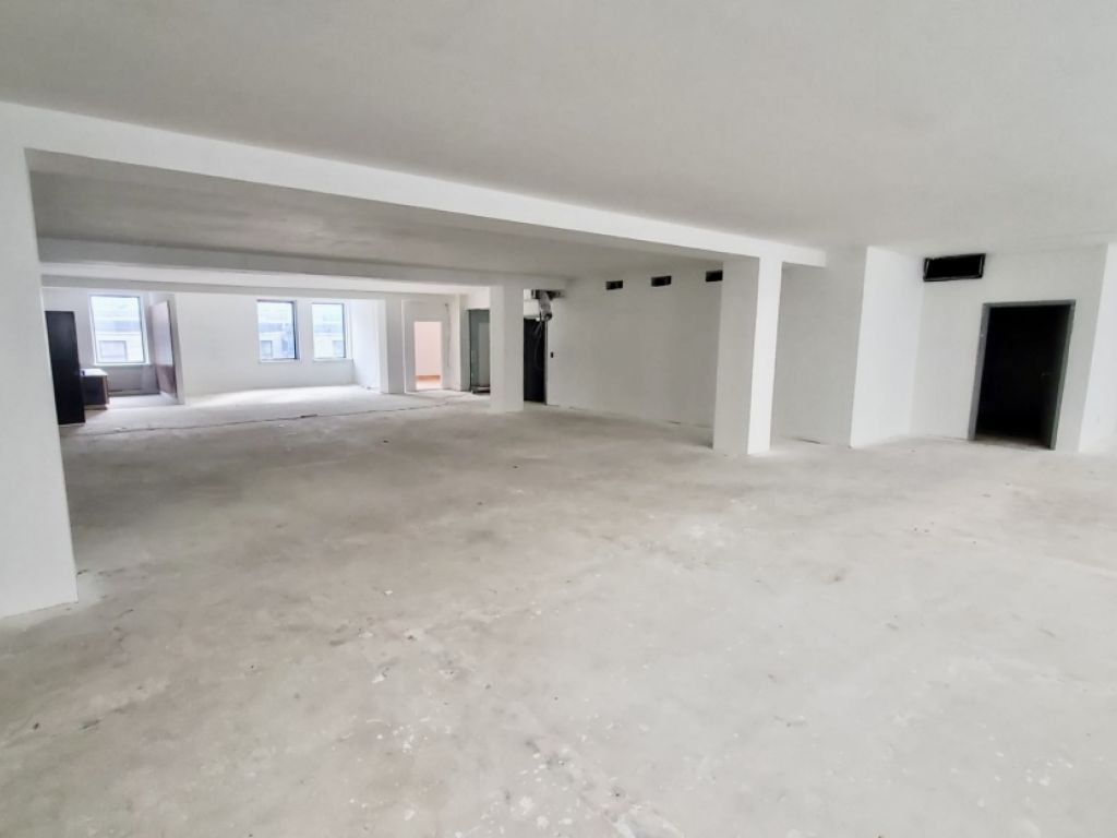 Espace de bureau ouvert sur un tage complet dans Vieux-Montral