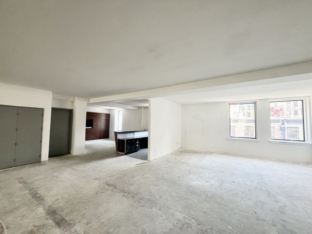 Espace de bureau ouvert sur un tage complet dans Vieux-Montral