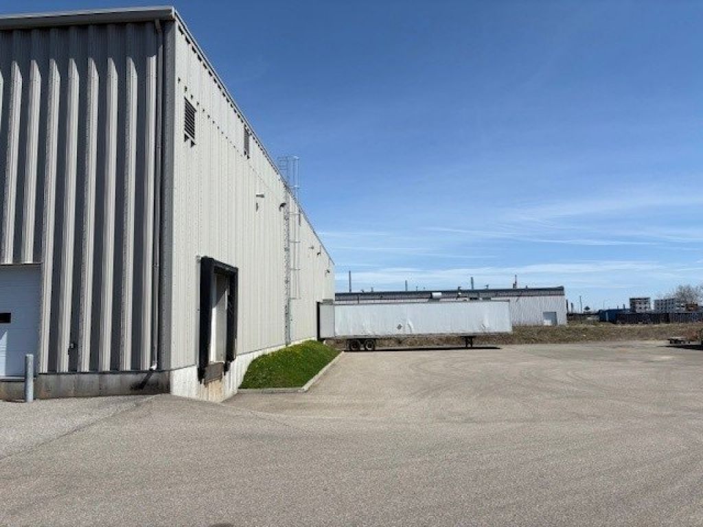 Office, showroom and warehouse