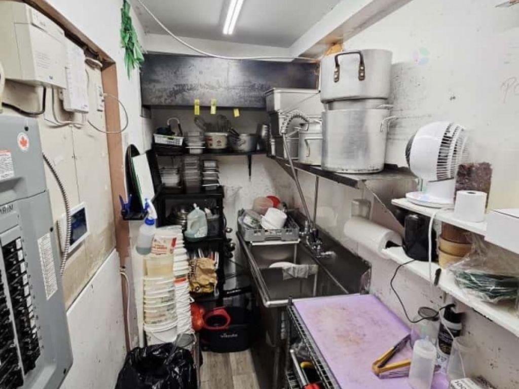 Superb turnkey and well-established caf in La Prairie