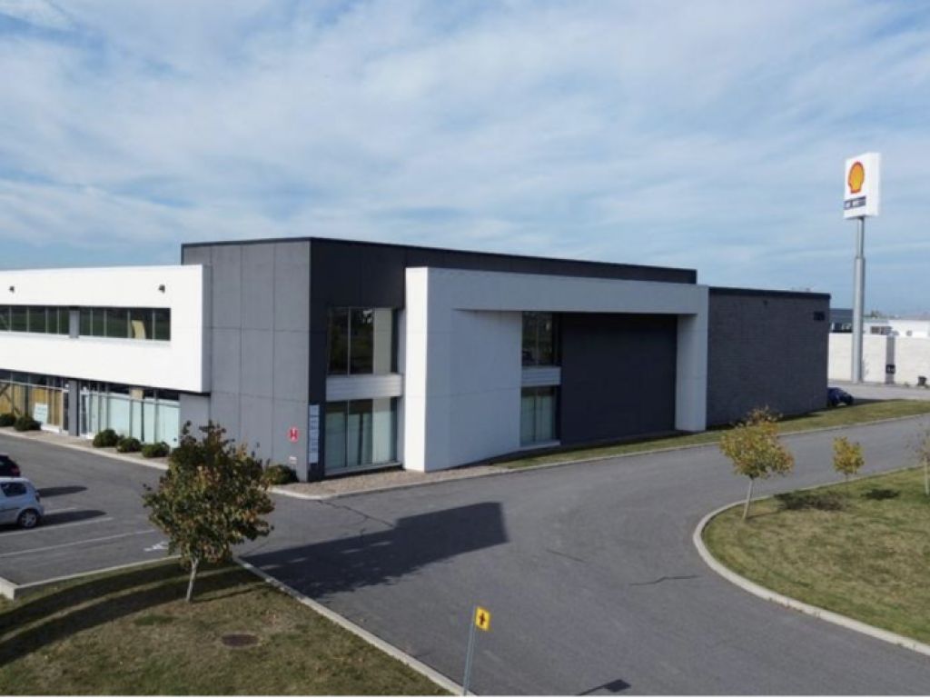 Superbe Local  18000' Industriel et/ou Commercial-Showroom-bureaux A louer