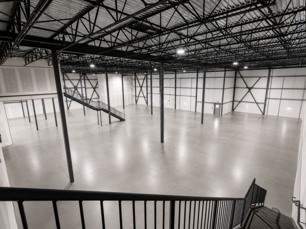 Local industriel � louer de 22 560 PI� | Laval