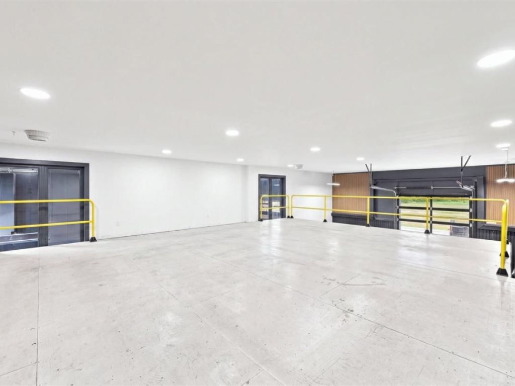 B�tisse commerciale/Bureau � vendre