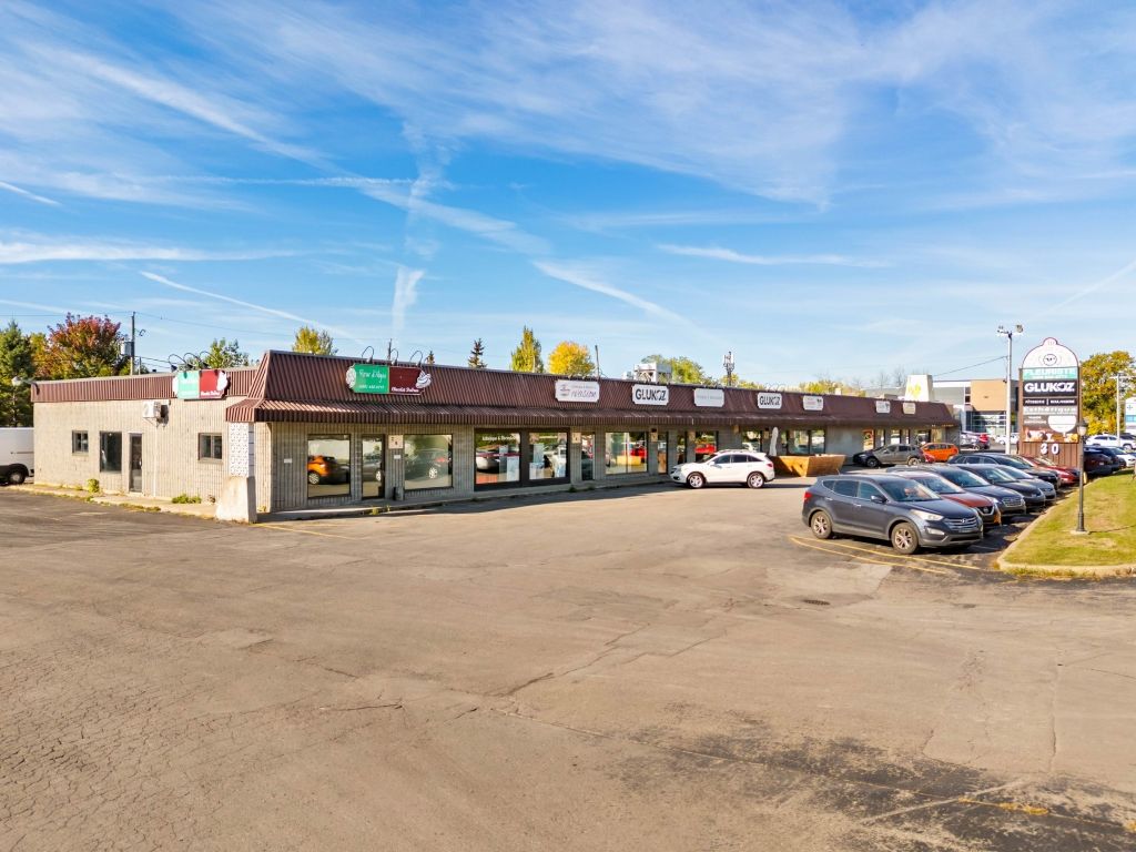 1,307 sq. ft. corner commercial space in Delson