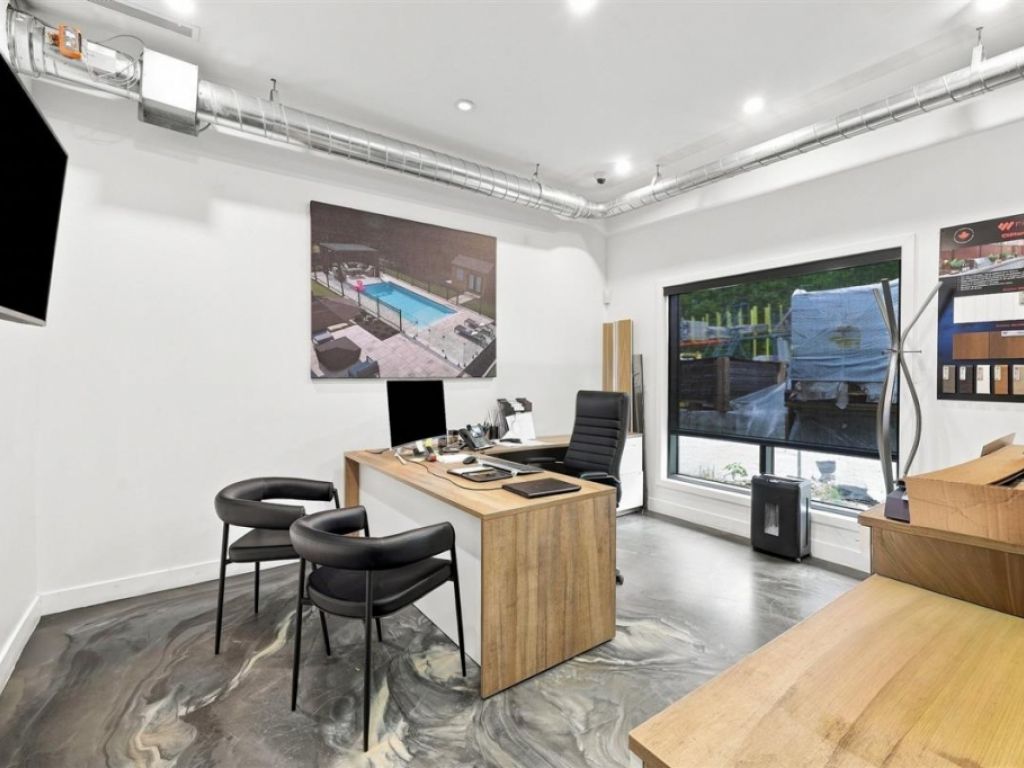 B�tisse commerciale/Bureau � vendre