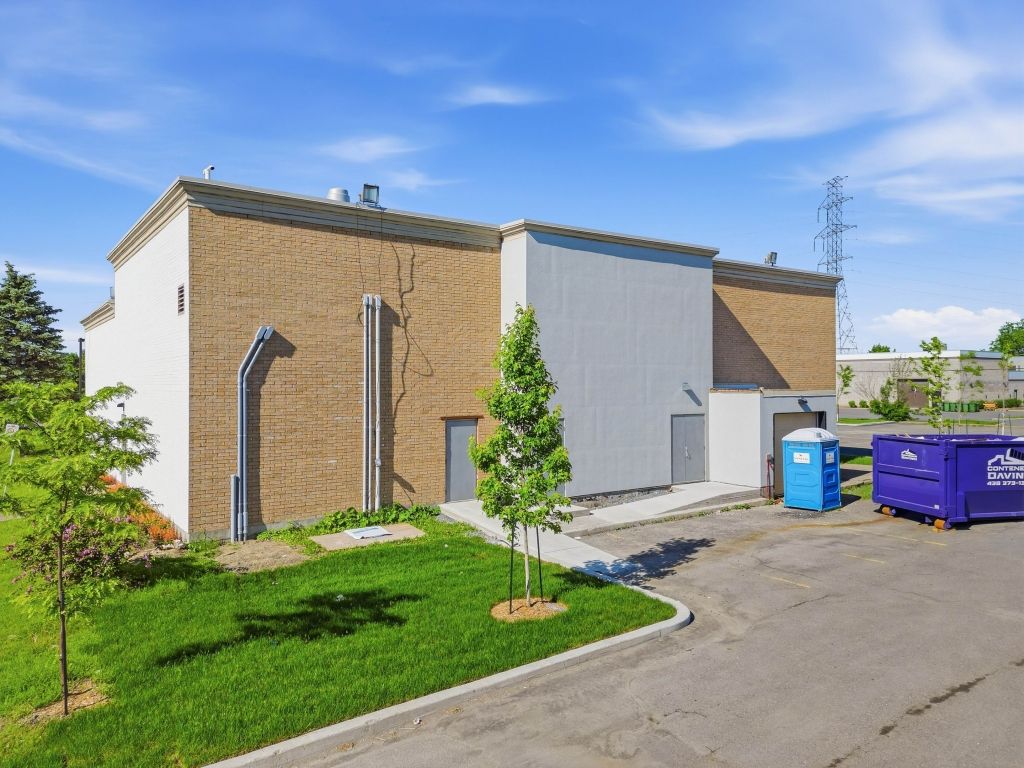 Commercial space 2,031 to 4,110 sqft in Boucherville