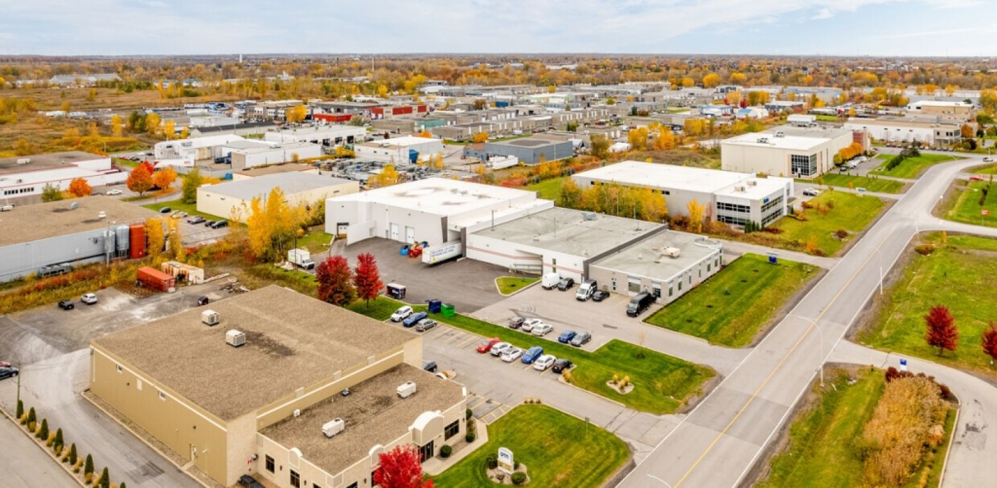 Entrepôt de 6500 pc à louer immeuble industriel à Candiac - À louer