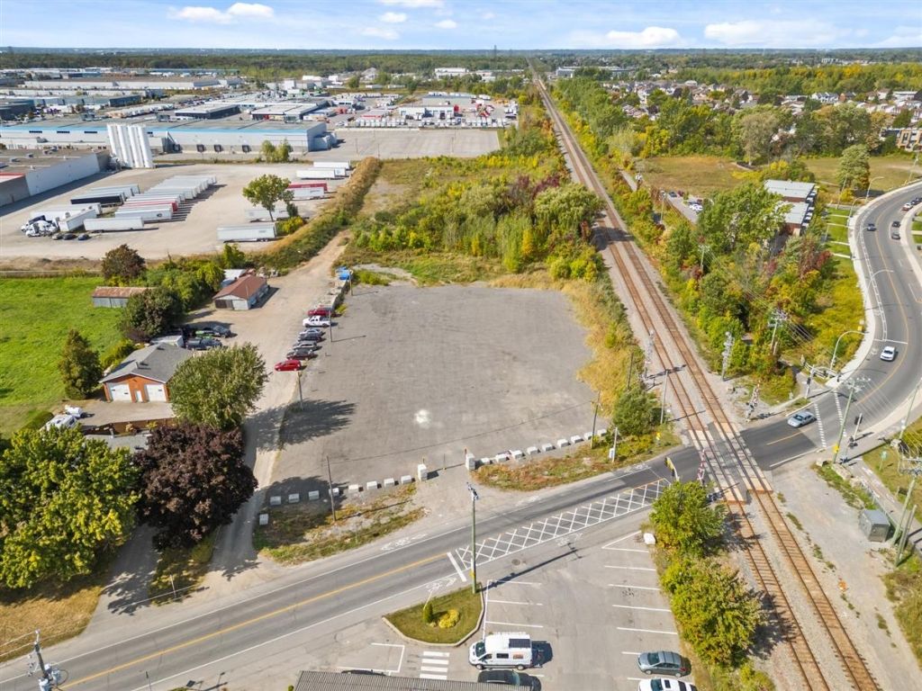 Land space for lease - Boul. St-Elzear O.