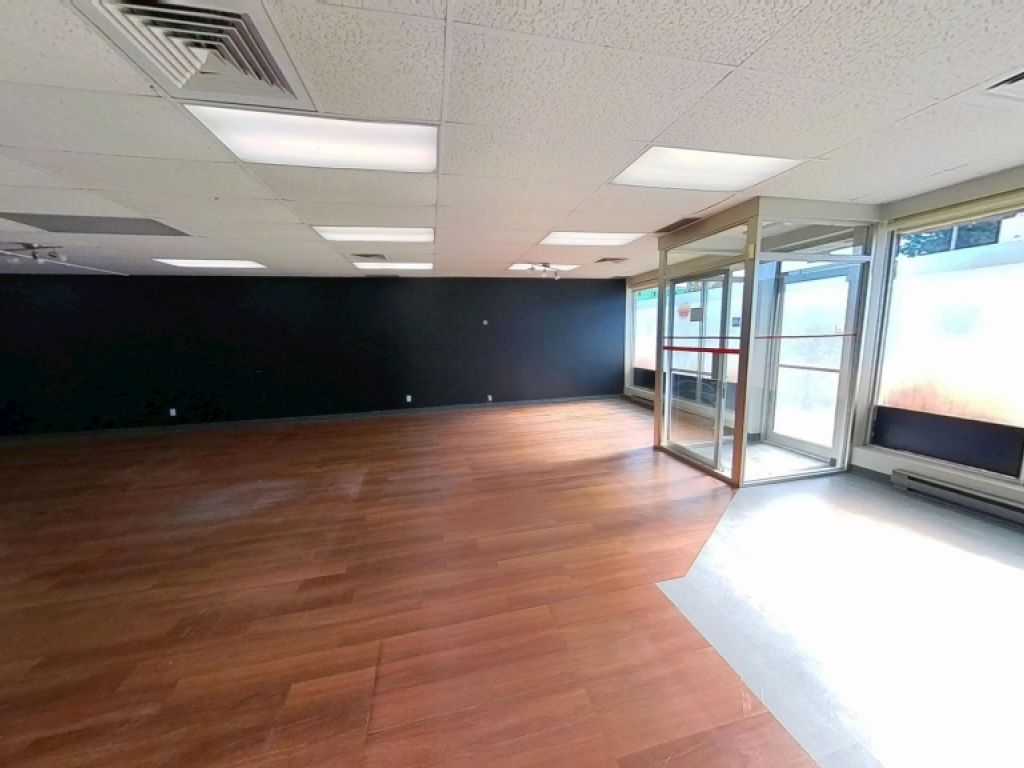 Local commercial moderne  Lvis