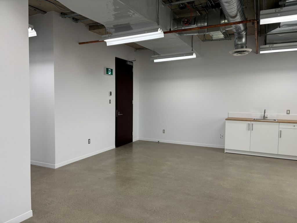 Industrial space of 734 sq.ft. (with kitchinette and one office) in Montreal-Nord!