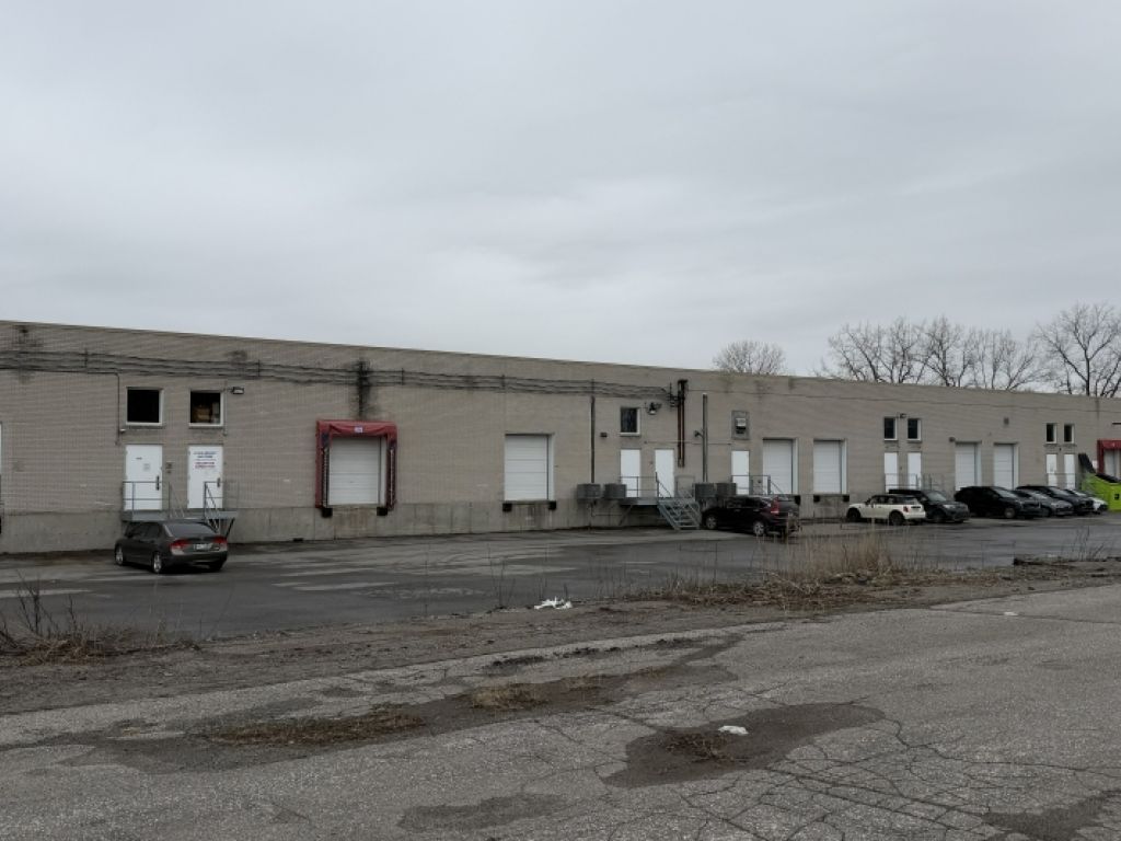 Espace industriel bien situ� avec 7 quais de chargement 