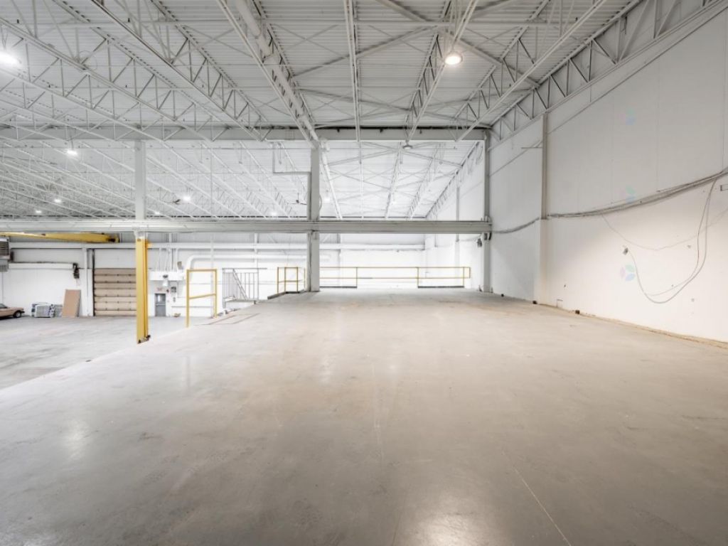 Warehouse for rent of 15,809 square feet with garage doors and crane