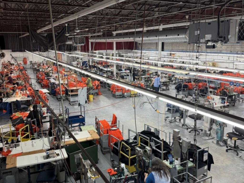 Espace industriel bien situ� avec 7 quais de chargement 