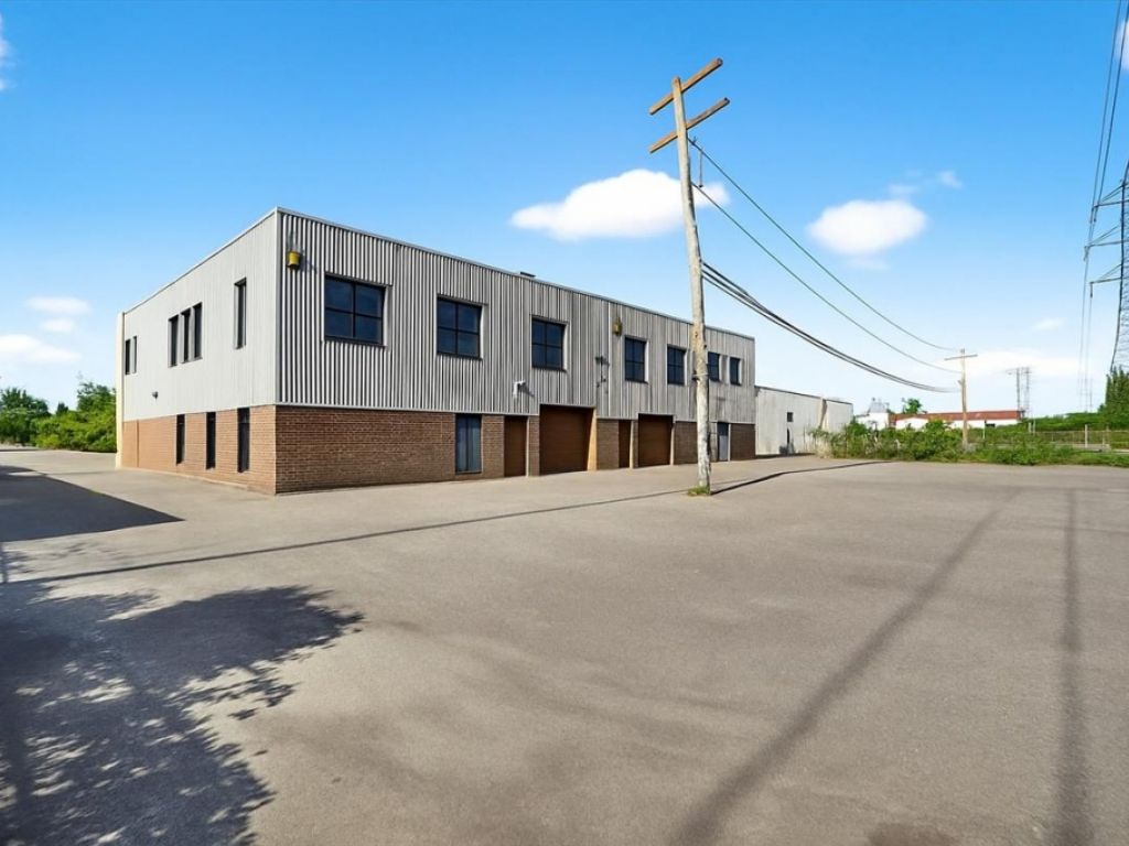 Office/Warehouse Space for Rent � 3075-3077 Rue Peugeot, Laval (Chomedey)