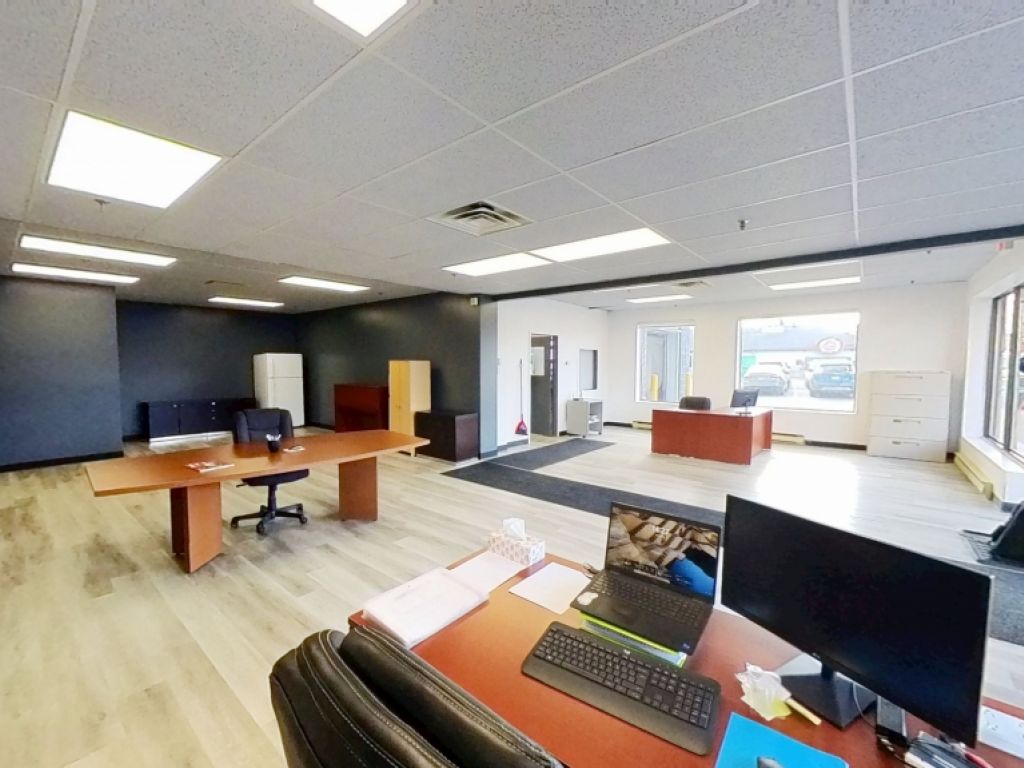 LOCAL COMMERCIAL AVEC PORTE AU SOL - BOUL. WILFRID-HAMEL