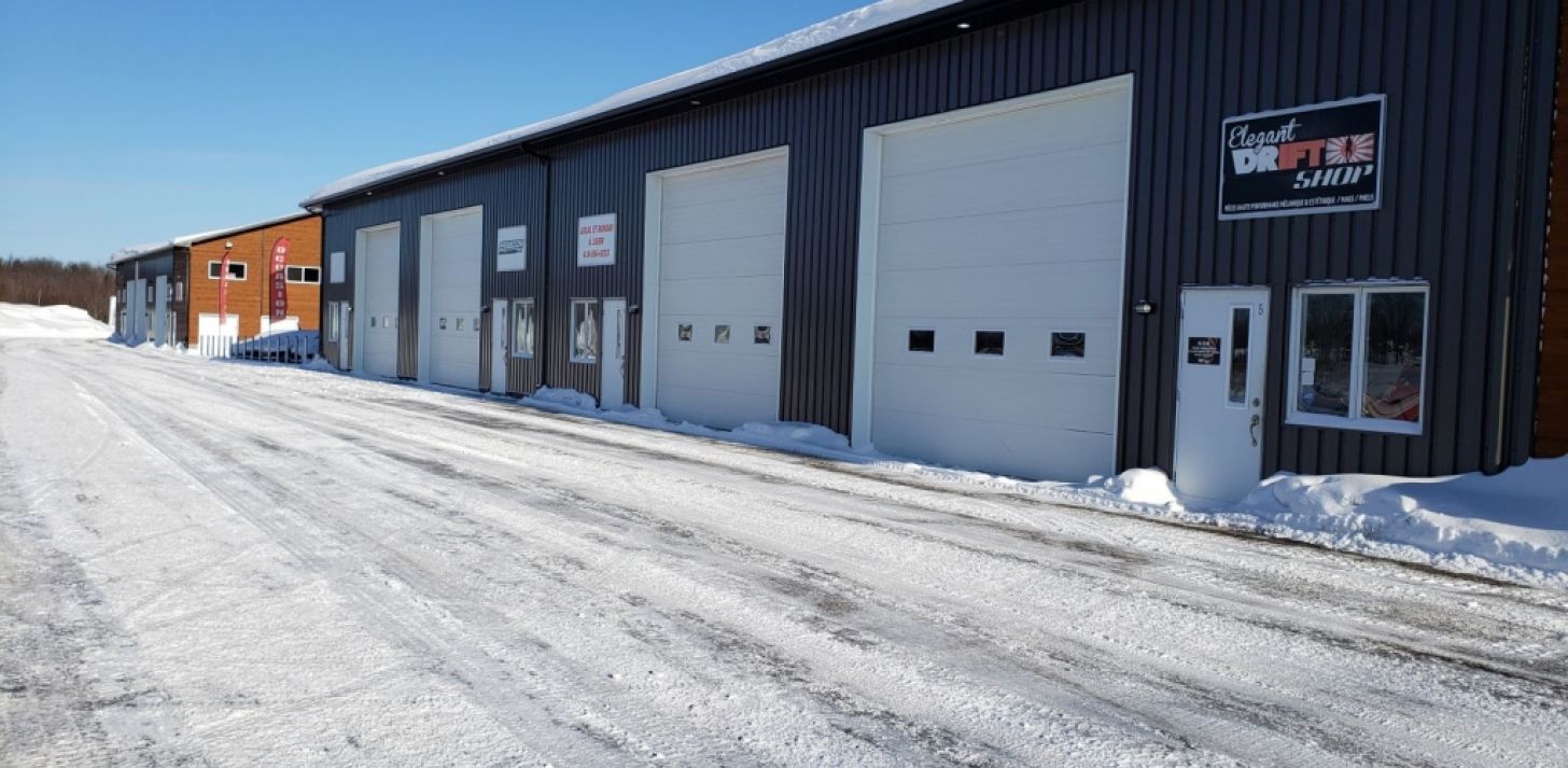 LOCAL À VOCATION GARAGE - ENTREPOSAGE - FABRICATION - À louer