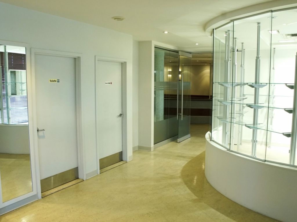 Espace commercial avec faade sur rue et stationnement