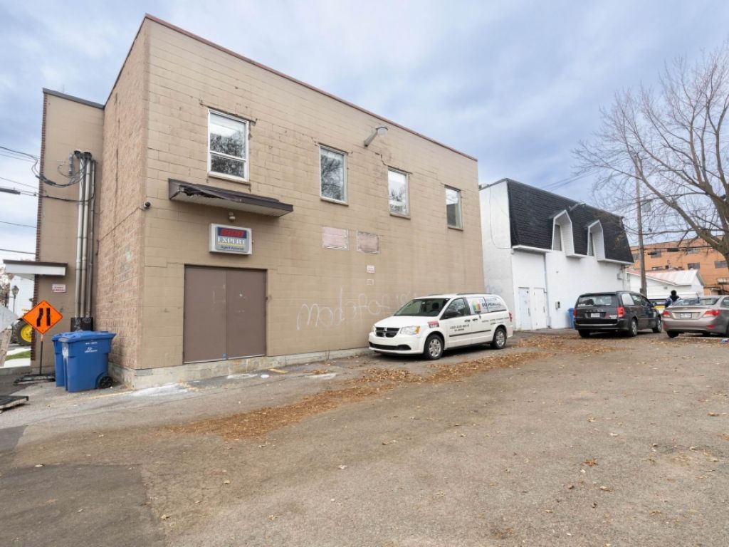 Btisse  vendre ou  louer + Bureaux au 2e tage Centre-ville St-Jrme