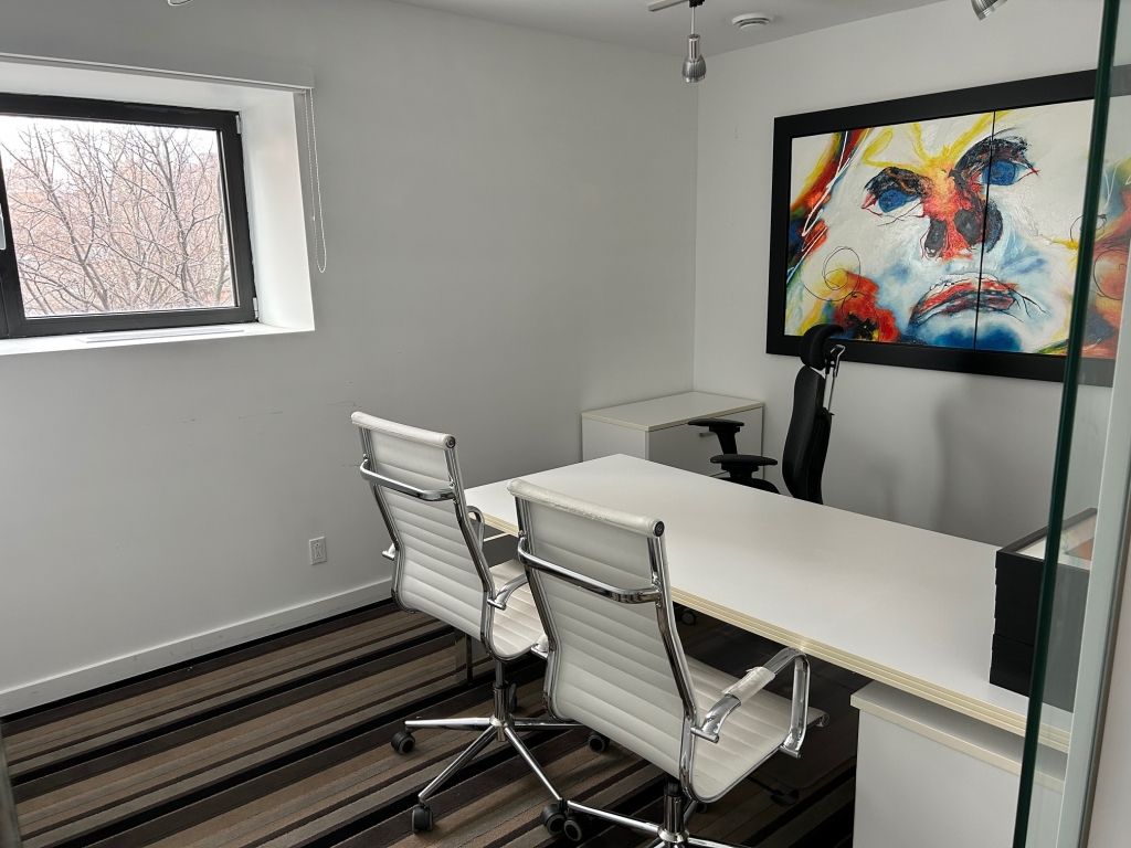 Bureaux a louer moderne avec salles de conference, Cuisine et Stationnement