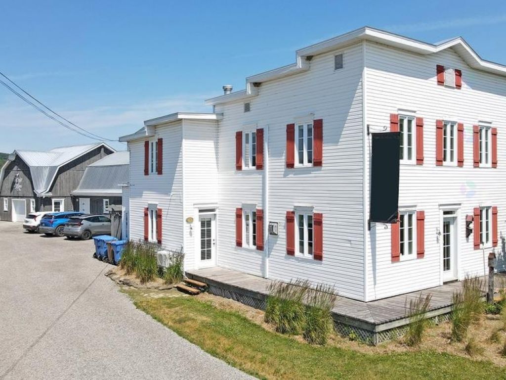 Semi-commercial property in an agricultural zone