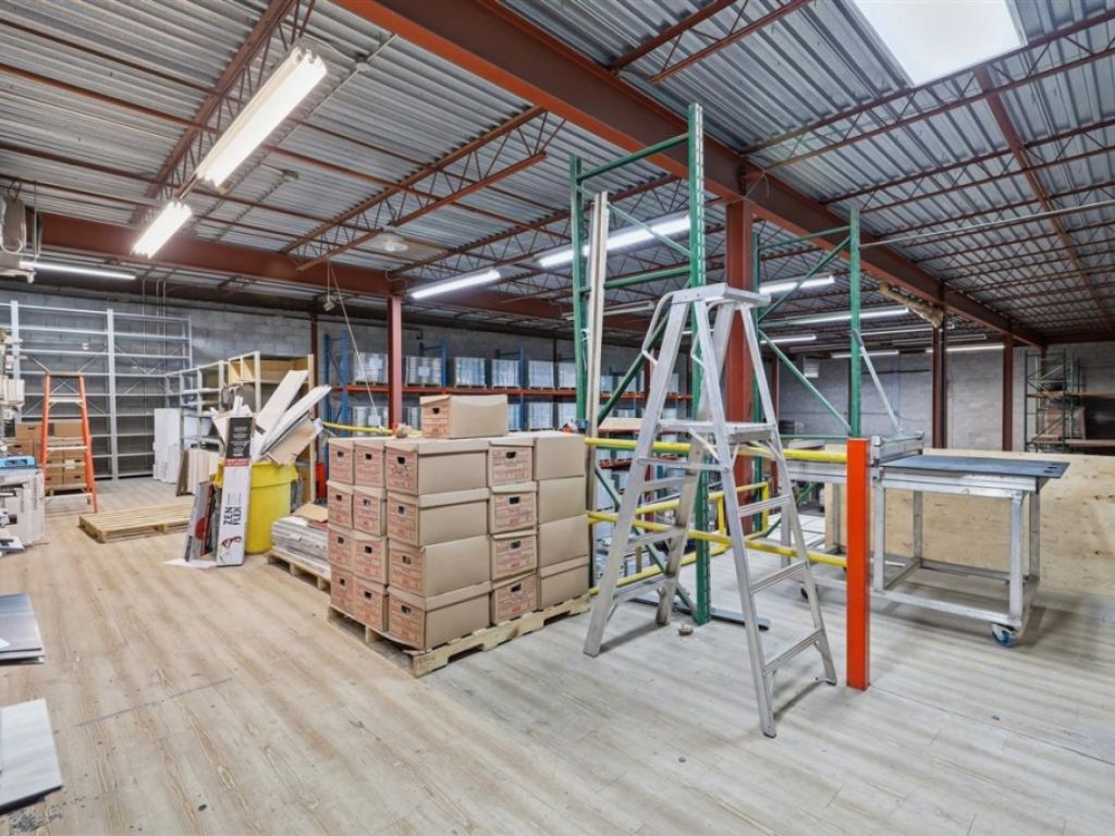 B�tisse industrielle � 8905 Boul. Henri-Bourassa O., Montr�al (Saint-Laurent)